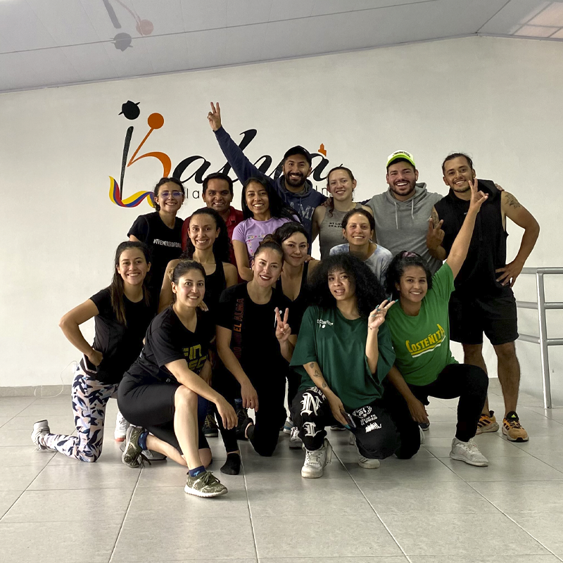 Talleres de stretching, folclor colombiano, danza urbana, ritmos latinos